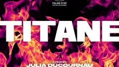 Filmplakat "Titane". Eine Frau liegt auf einem Auto, dass in Flammen steht.