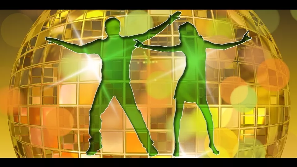 Bild einer Discokugel mit zwei tanzenden Menschen.