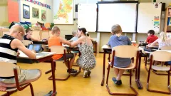 Schüler und Lehrerin in einem Unterrichtsraum