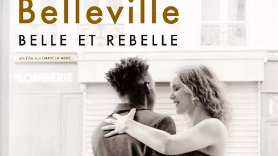 Französisches Filmplakat Belleville. Belle et rebelle. Ein paar tanzt vor einem Café.